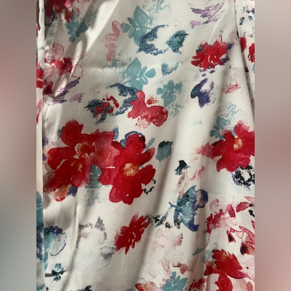 Beautiful Floral top - Picture 4 of 10